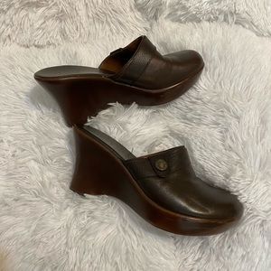 Tommy Hilfiger Slip-On Brown Leather Mule Clogs w/Medallion Button.  Sz 6.5 M.